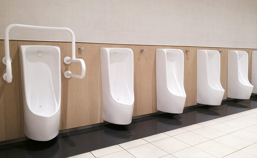 男子用トイレ（小便器）のつまり、尿石除去作業 トイレつまり・台所つまり・水漏れ水道修理は、福岡のライフ水道サービス