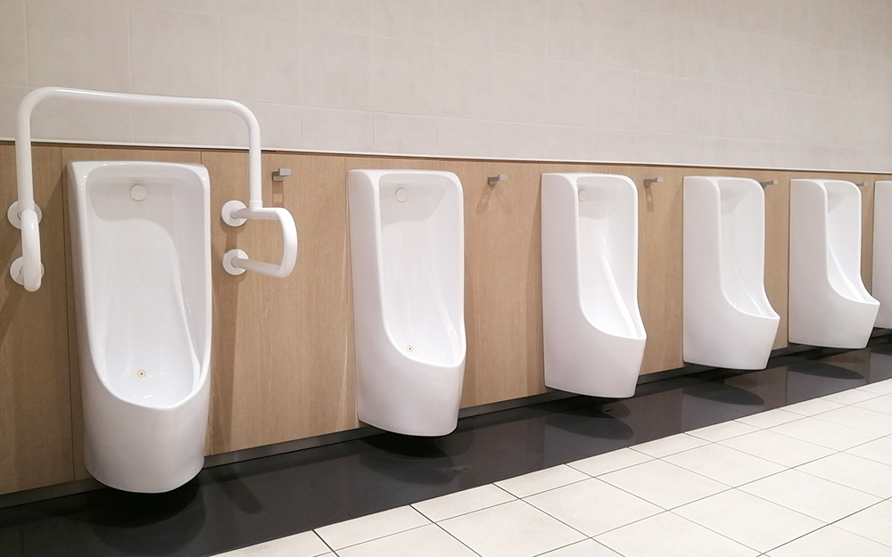 男子用トイレ（小便器）のつまり、尿石除去作業 トイレつまり・台所つまり・水漏れ水道修理は、福岡のライフ水道サービス