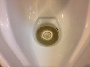 男子トイレ小便器尿石つまり福岡