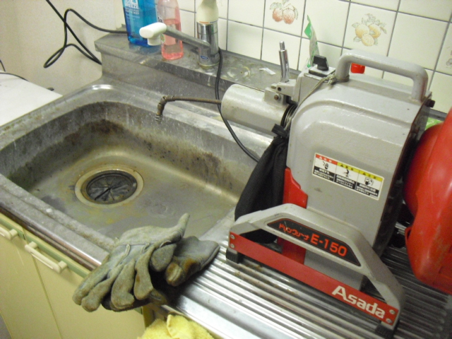排水管の詰まりをワイヤーを使って詰まりの除去作業福岡のつまり業者