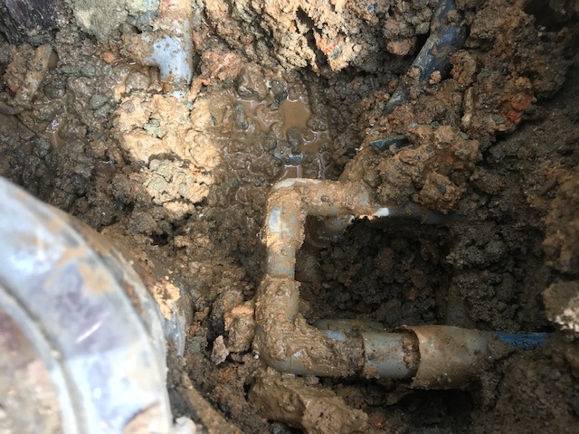 水道管埋設部分から水漏れ