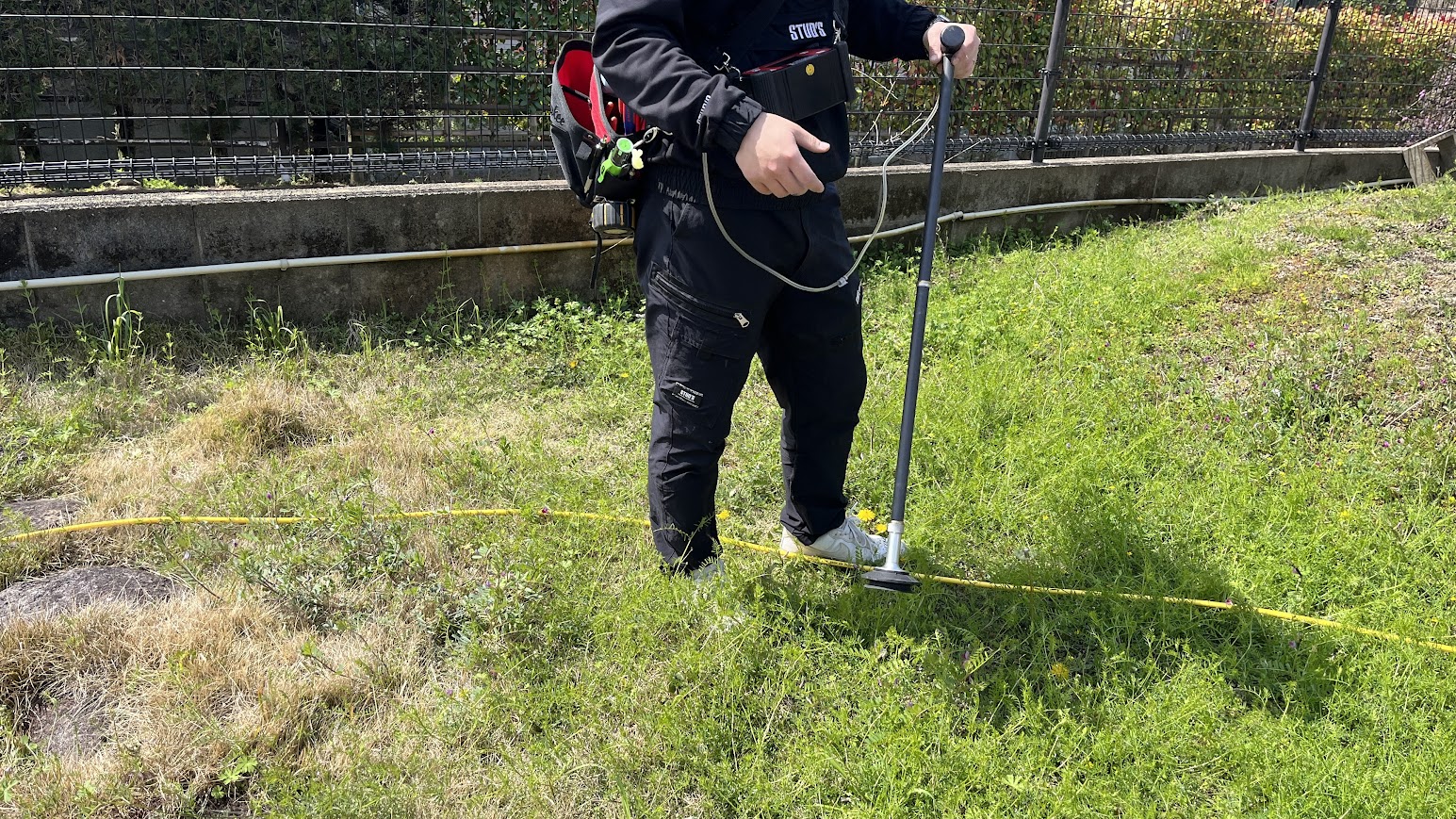 専用センサーで地表面のガス濃度を検知し漏水箇所を特定する調査員（福岡県）