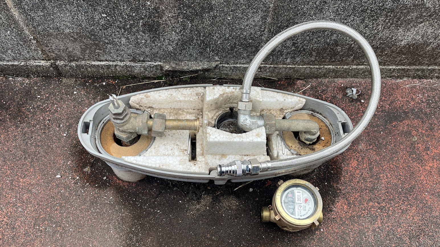 水道管にトレーサーガスを入れます